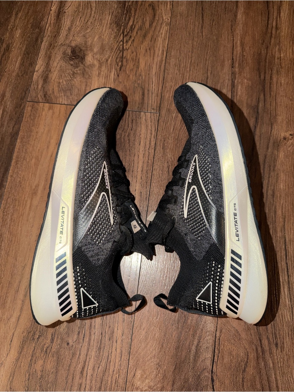 Women’s Size 9 Brooks Levitate GTS 5 Running Shoe.